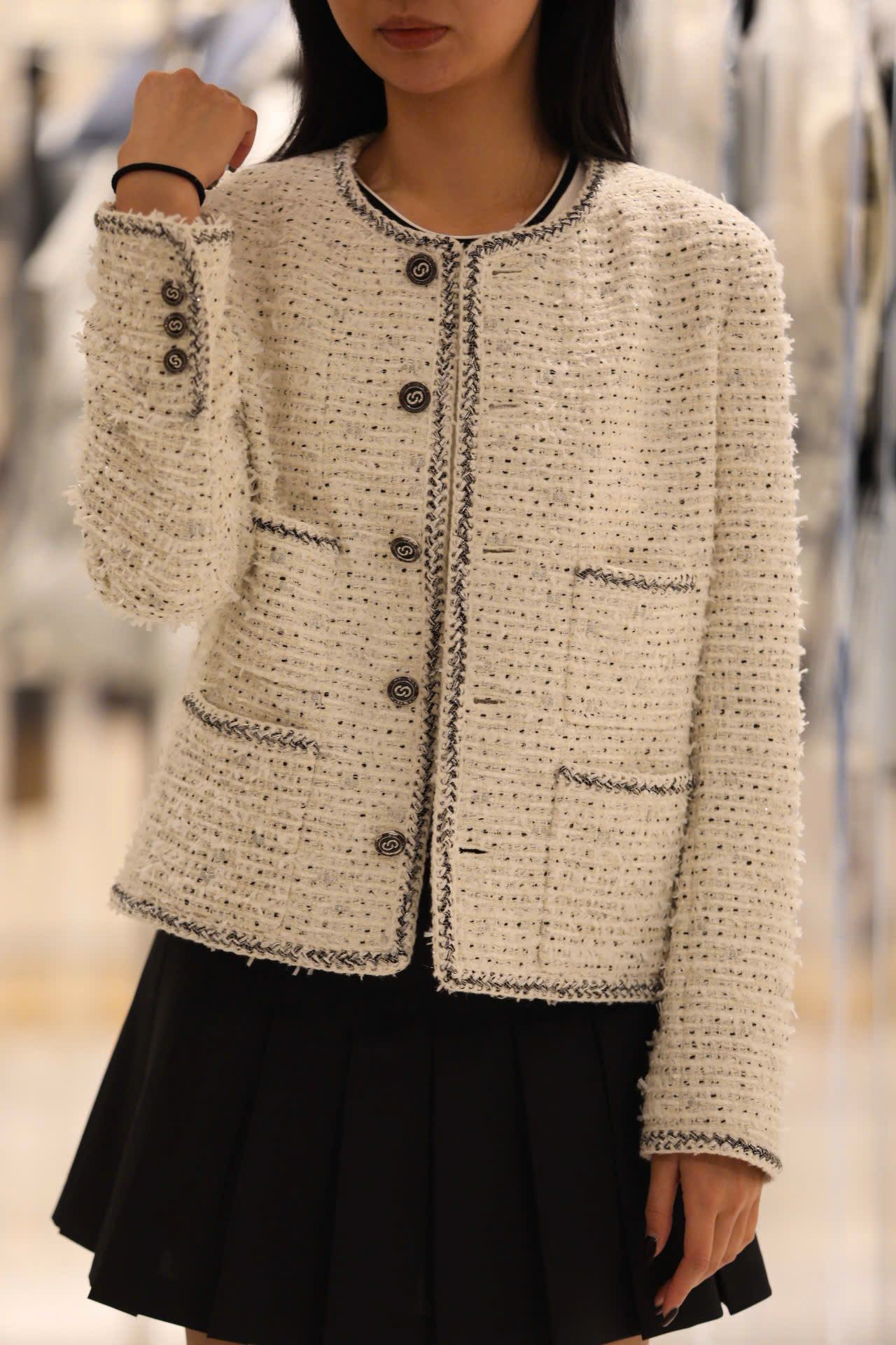  1.Áo tweed trắng chấm đen -cúc đen 