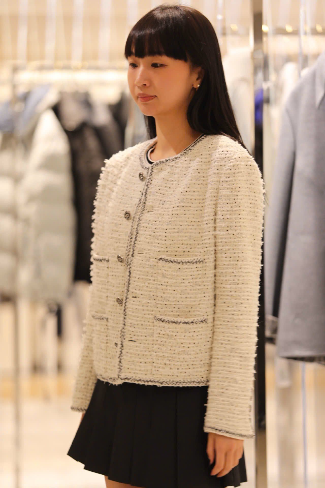  1.Áo tweed trắng chấm đen -cúc đen 