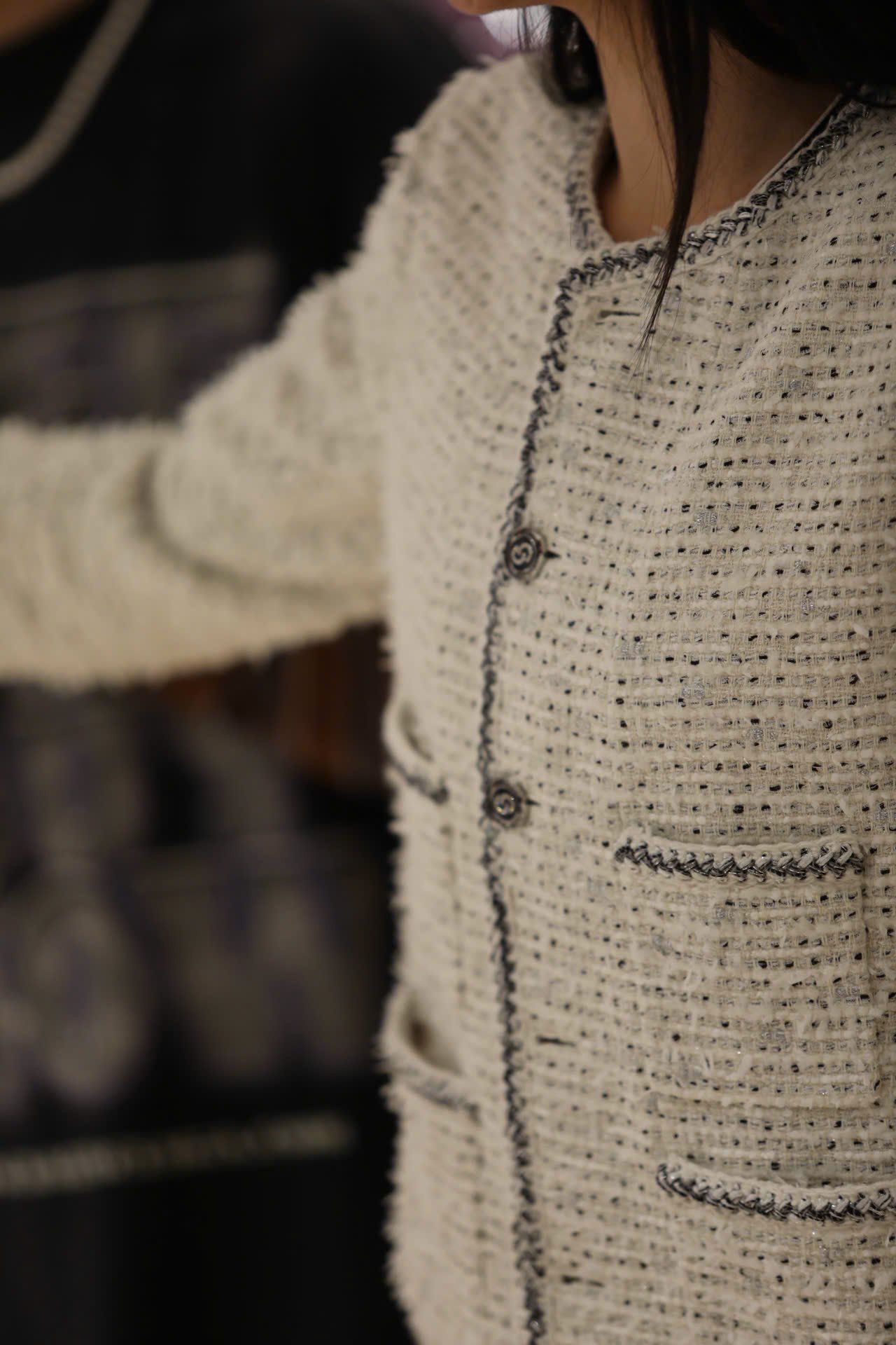  1.Áo tweed trắng chấm đen -cúc đen 