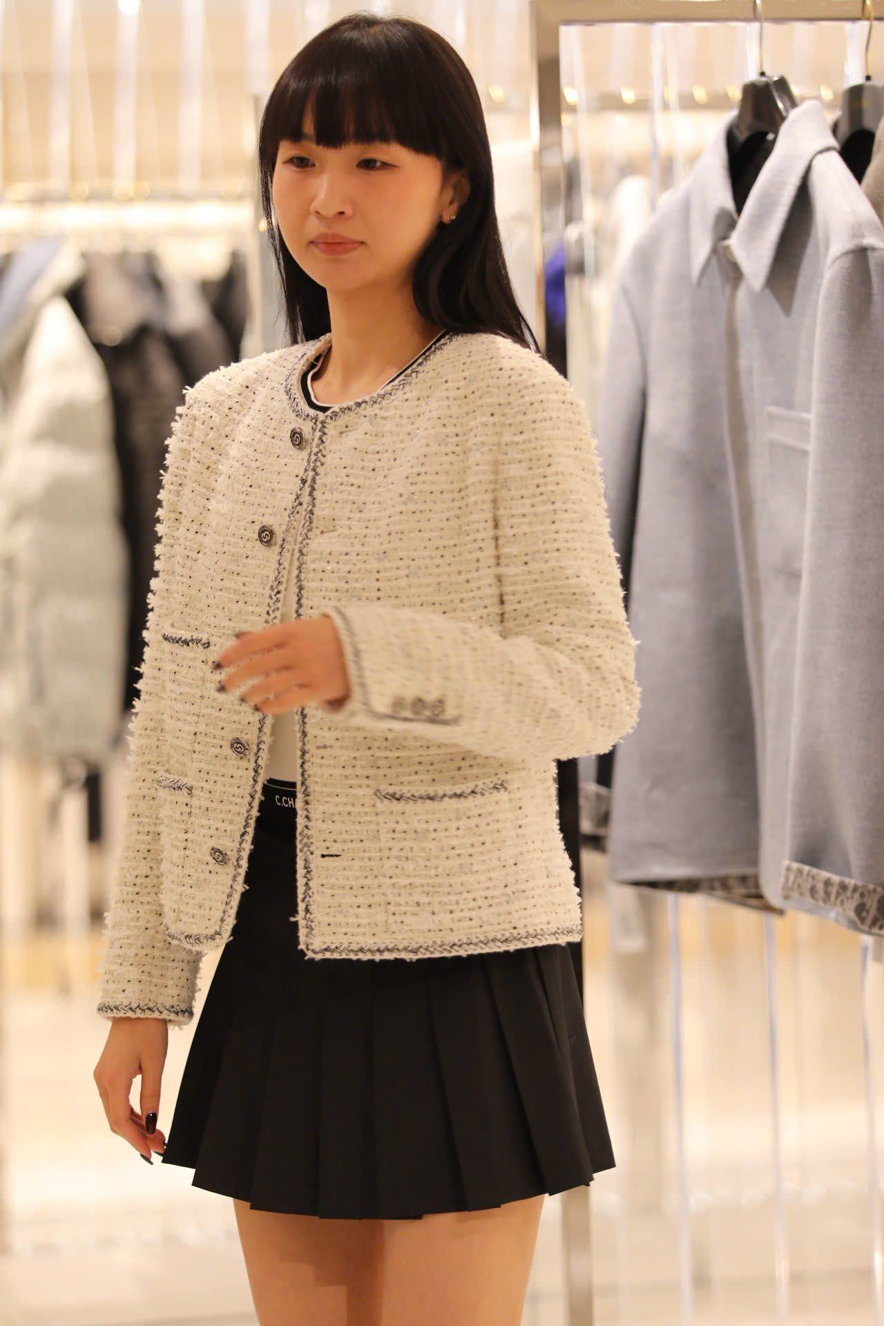  1.Áo tweed trắng chấm đen -cúc đen 