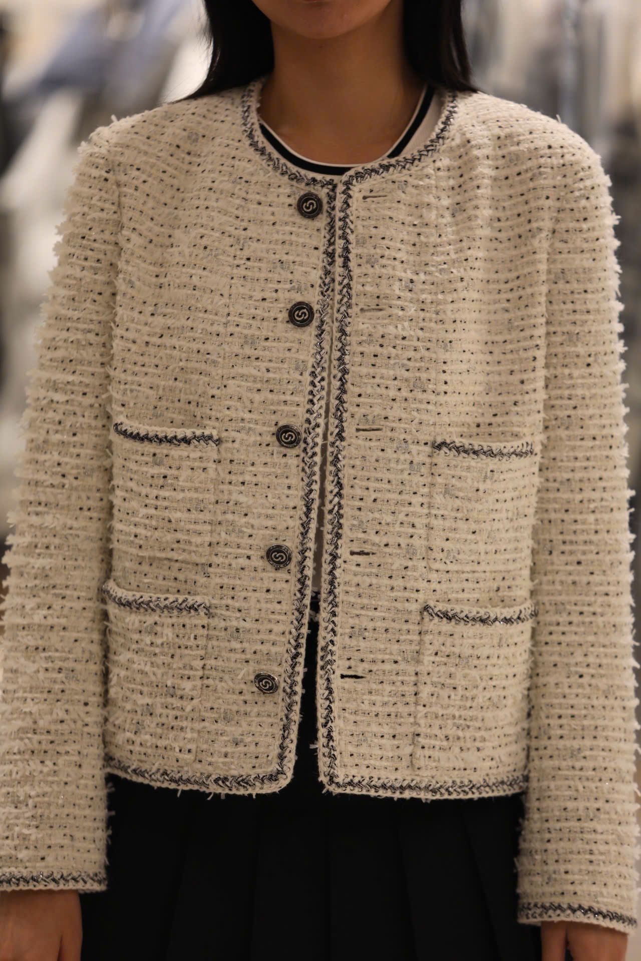  1.Áo tweed trắng chấm đen -cúc đen 