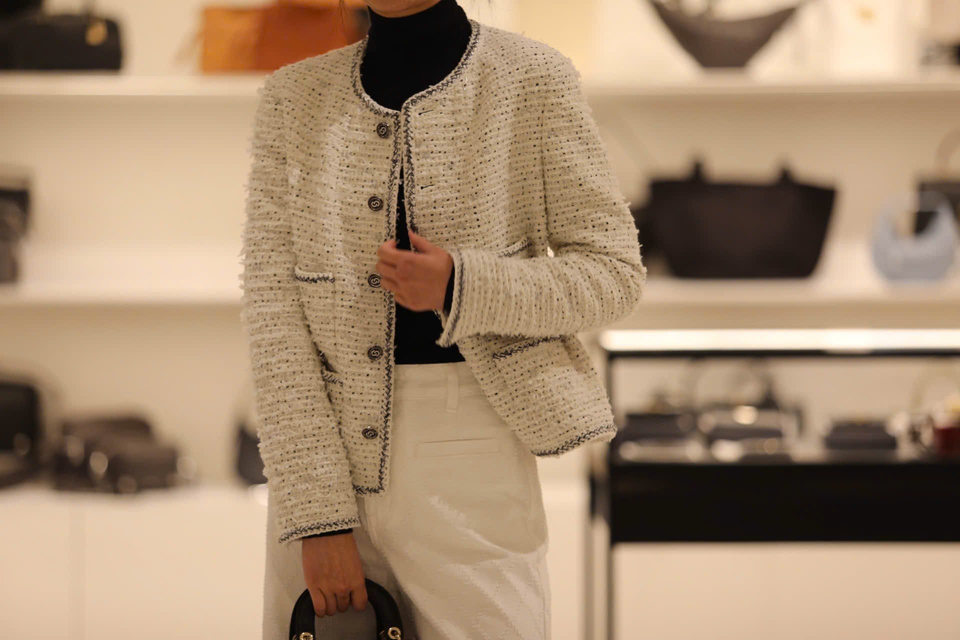  1.Áo tweed trắng chấm đen -cúc đen 