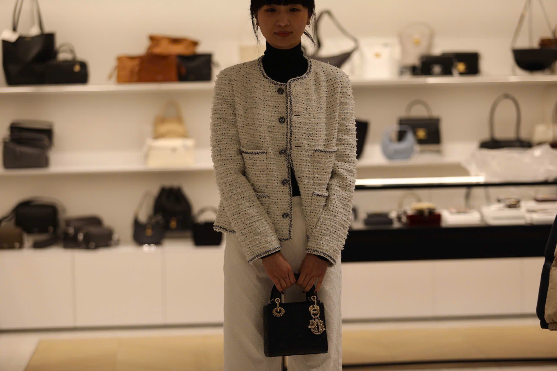  1.Áo tweed trắng chấm đen -cúc đen 