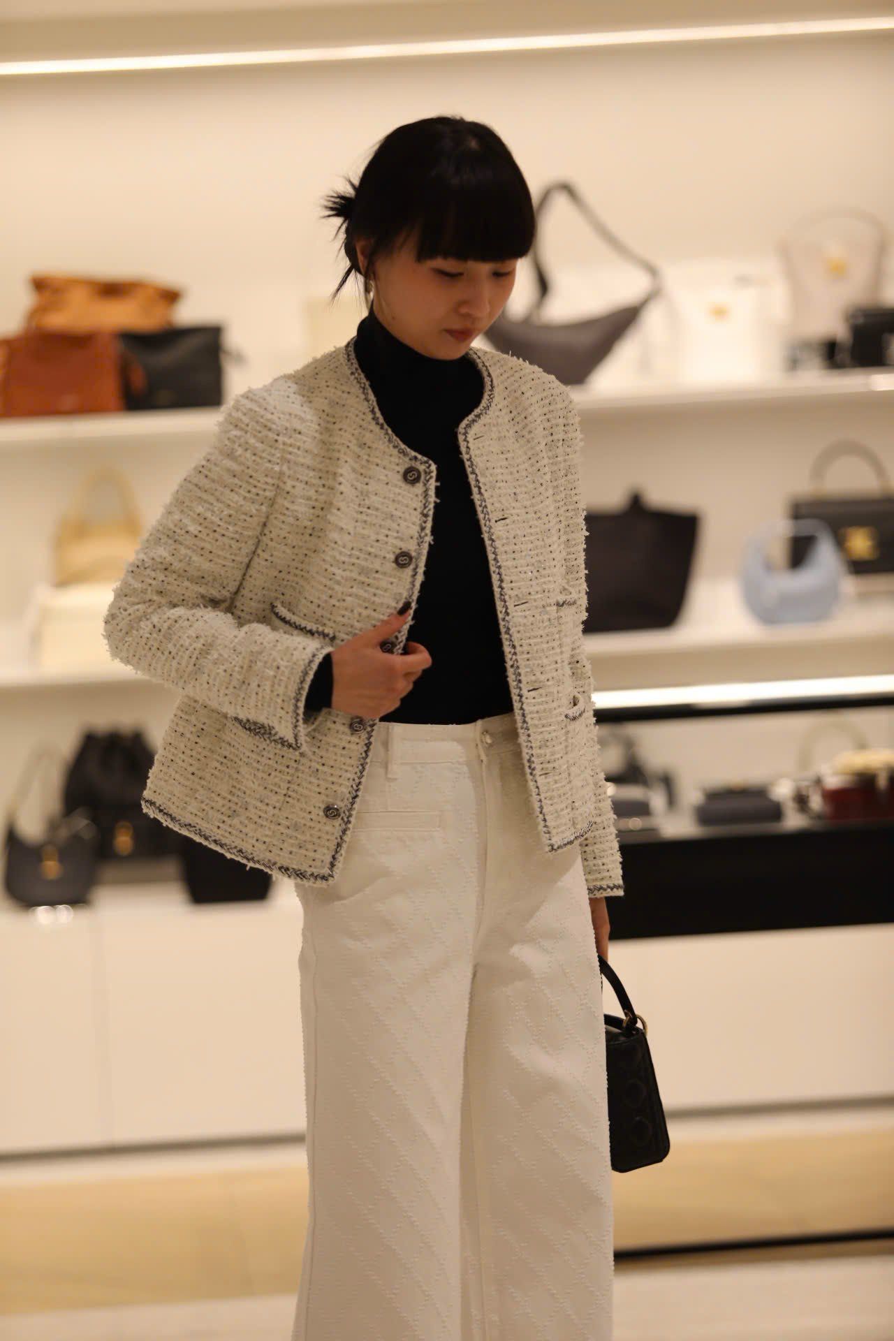  1.Áo tweed trắng chấm đen -cúc đen 