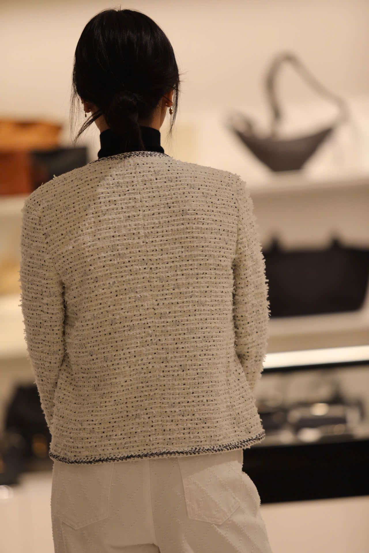  1.Áo tweed trắng chấm đen -cúc đen 