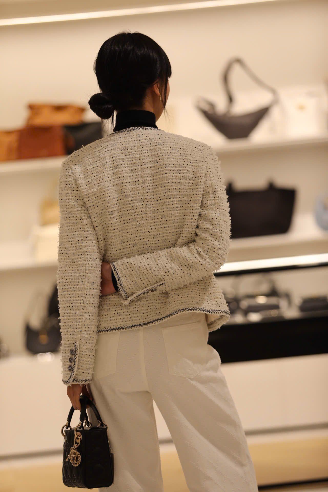  1.Áo tweed trắng chấm đen -cúc đen 