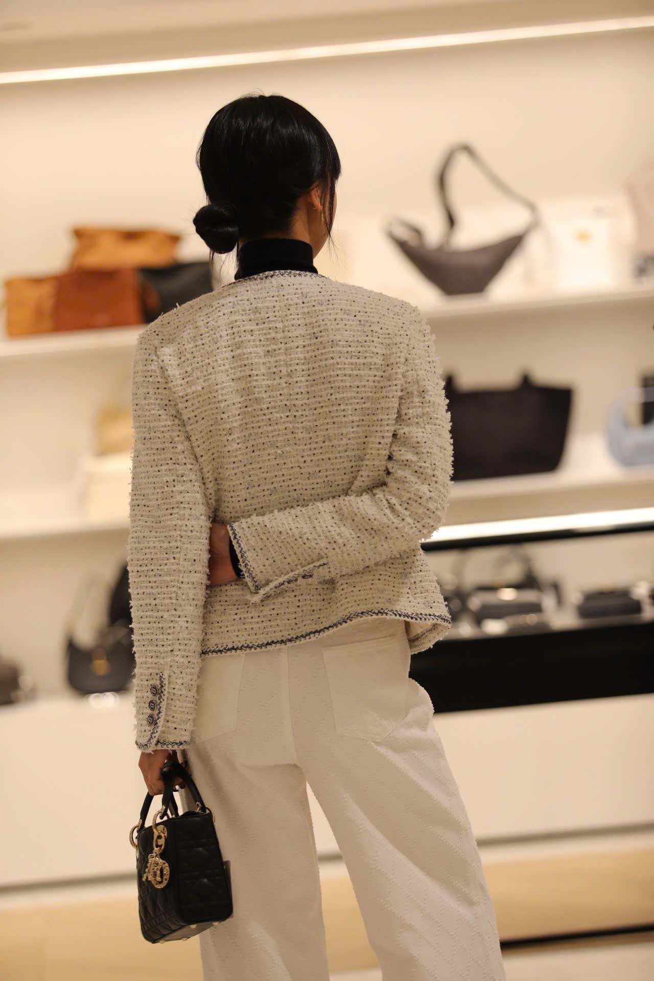  1.Áo tweed trắng chấm đen -cúc đen 