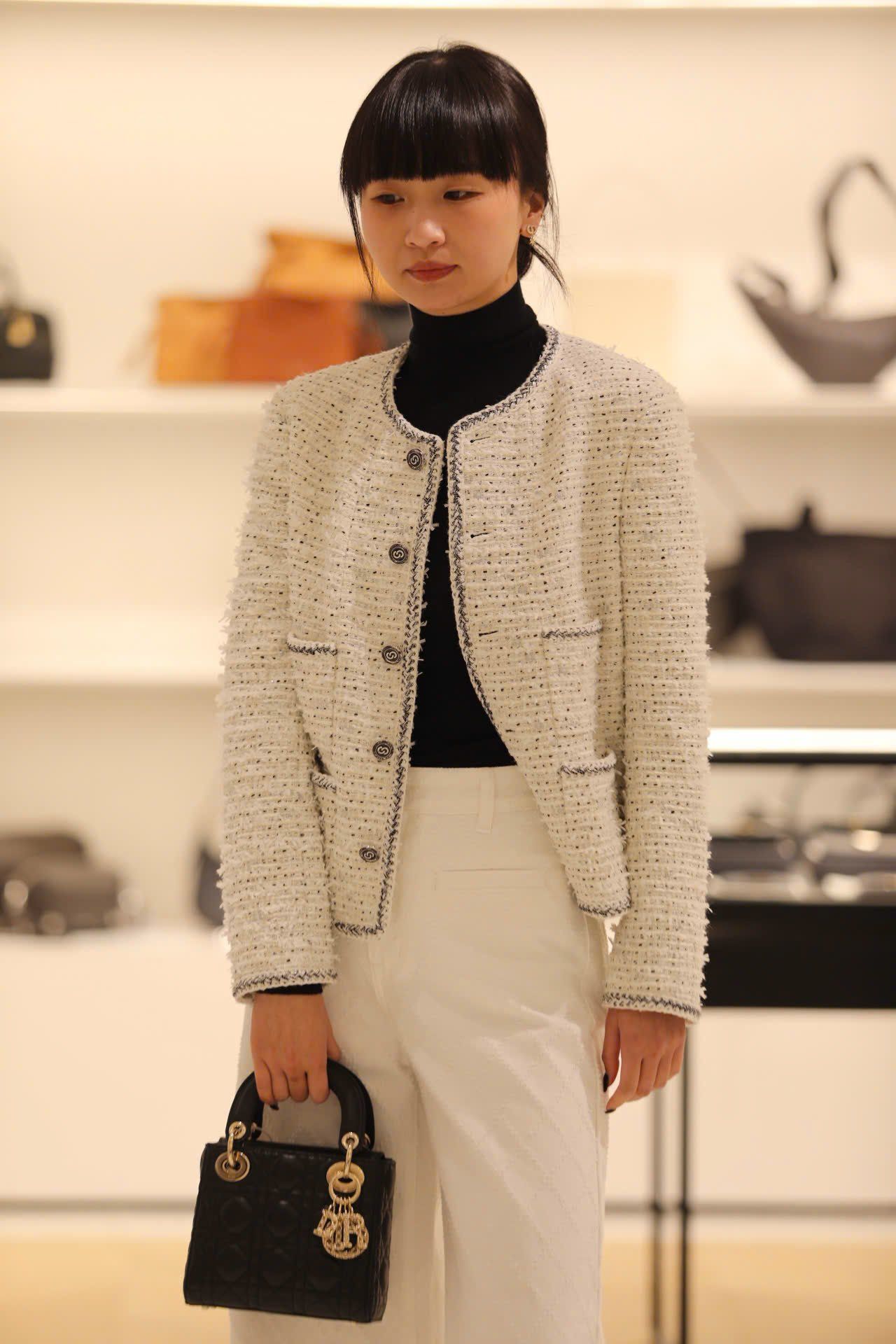  1.Áo tweed trắng chấm đen -cúc đen 