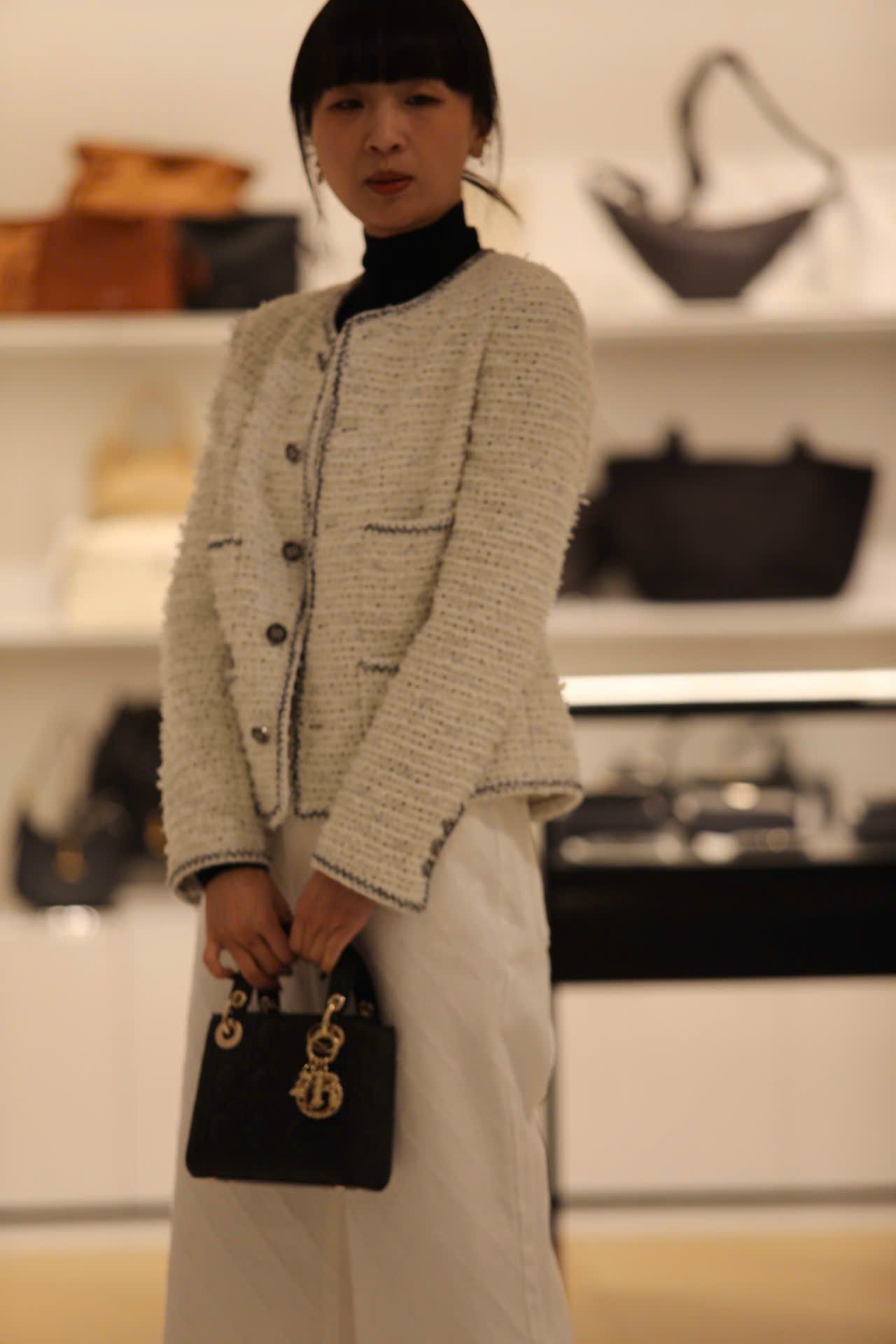  1.Áo tweed trắng chấm đen -cúc đen 