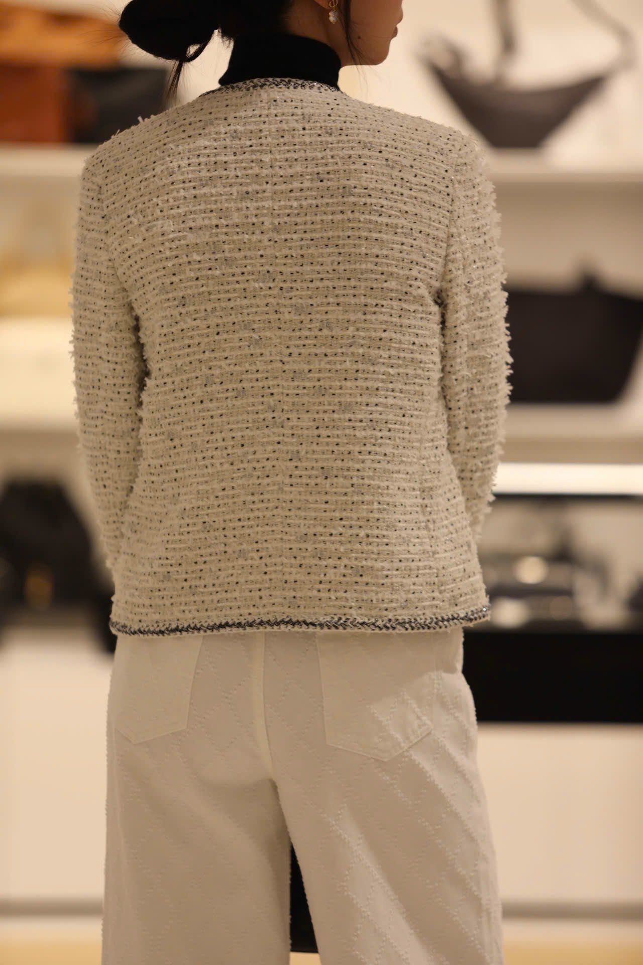  1.Áo tweed trắng chấm đen -cúc đen 