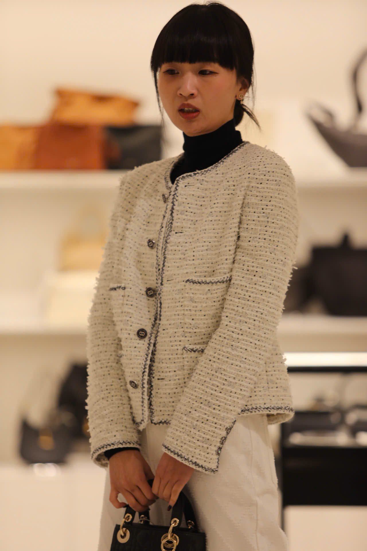  1.Áo tweed trắng chấm đen -cúc đen 