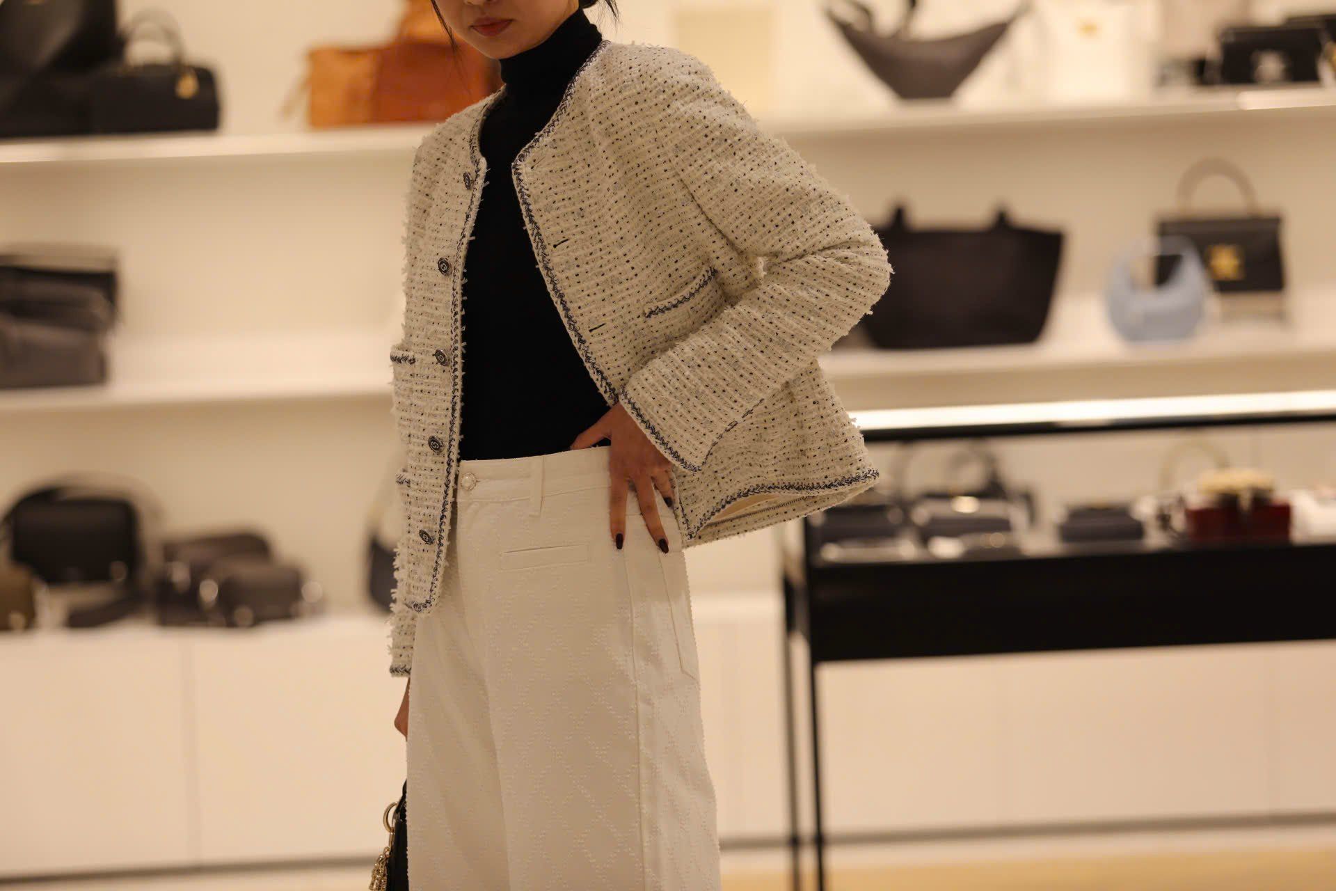  1.Áo tweed trắng chấm đen -cúc đen 