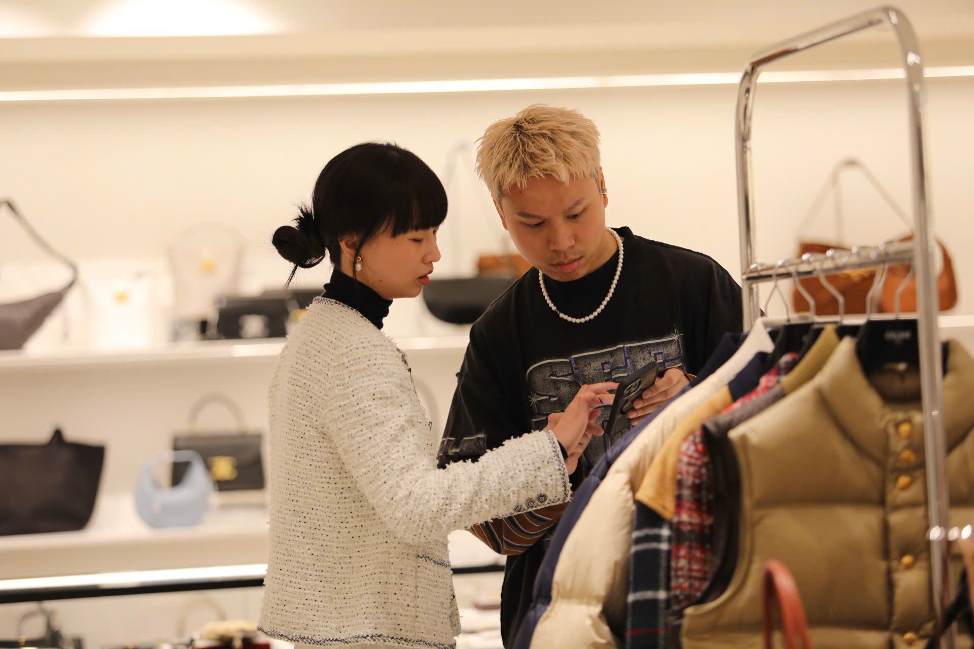  1.Áo tweed trắng chấm đen -cúc đen 