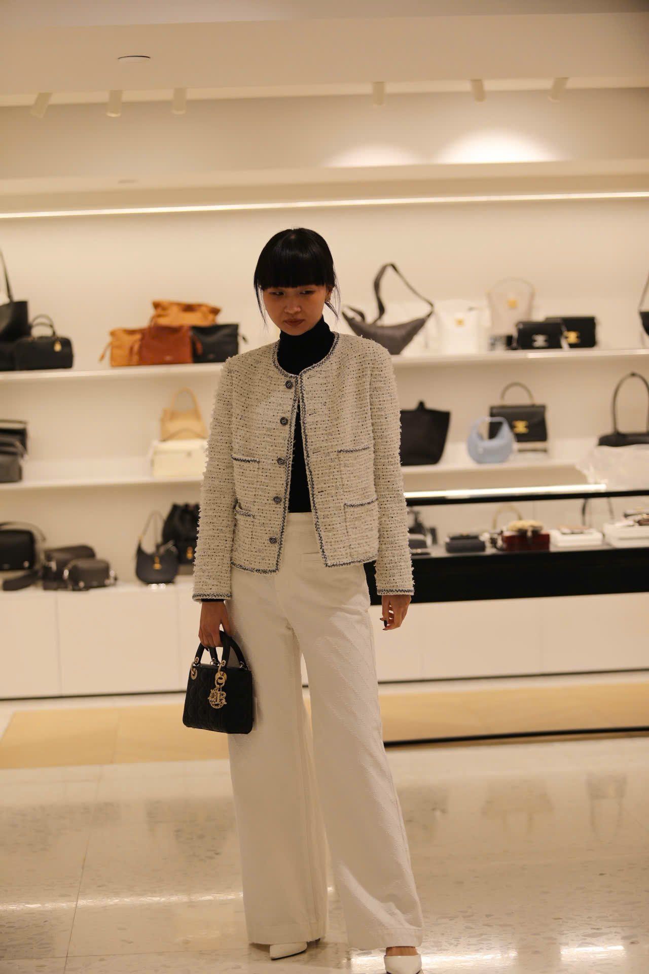  1.Áo tweed trắng chấm đen -cúc đen 