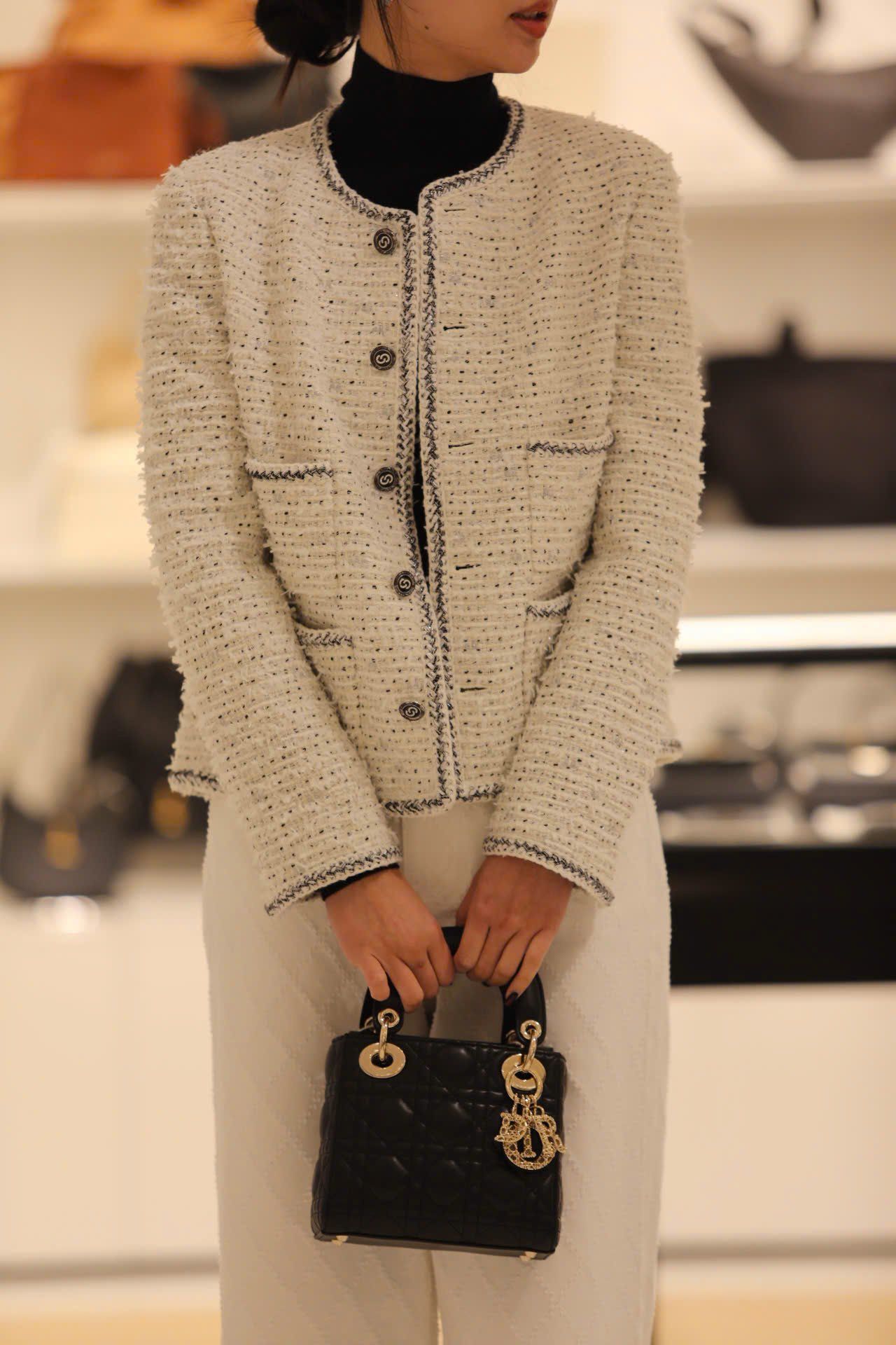  1.Áo tweed trắng chấm đen -cúc đen 