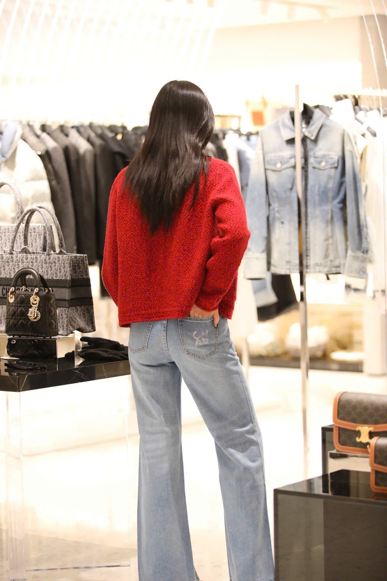  Jean xanh nhạt đính đá vẩy 