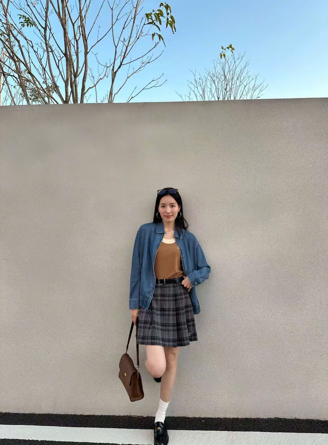  Áo Khoác Jean cổ bẻ- khóa kéo chữ nâu 