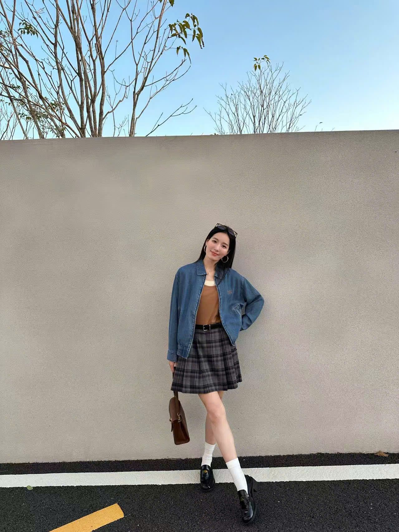  Áo Khoác Jean cổ bẻ- khóa kéo chữ nâu 