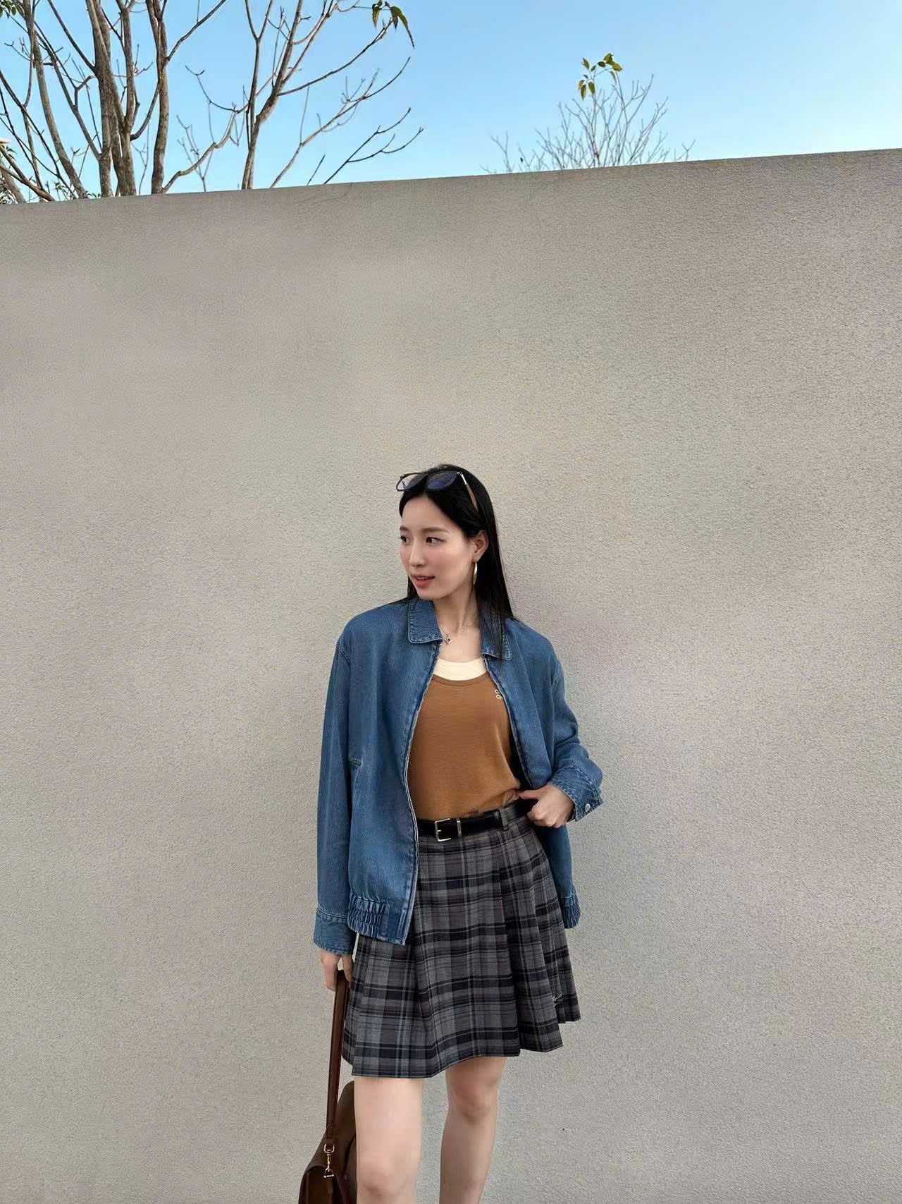  Áo Khoác Jean cổ bẻ- khóa kéo chữ nâu 