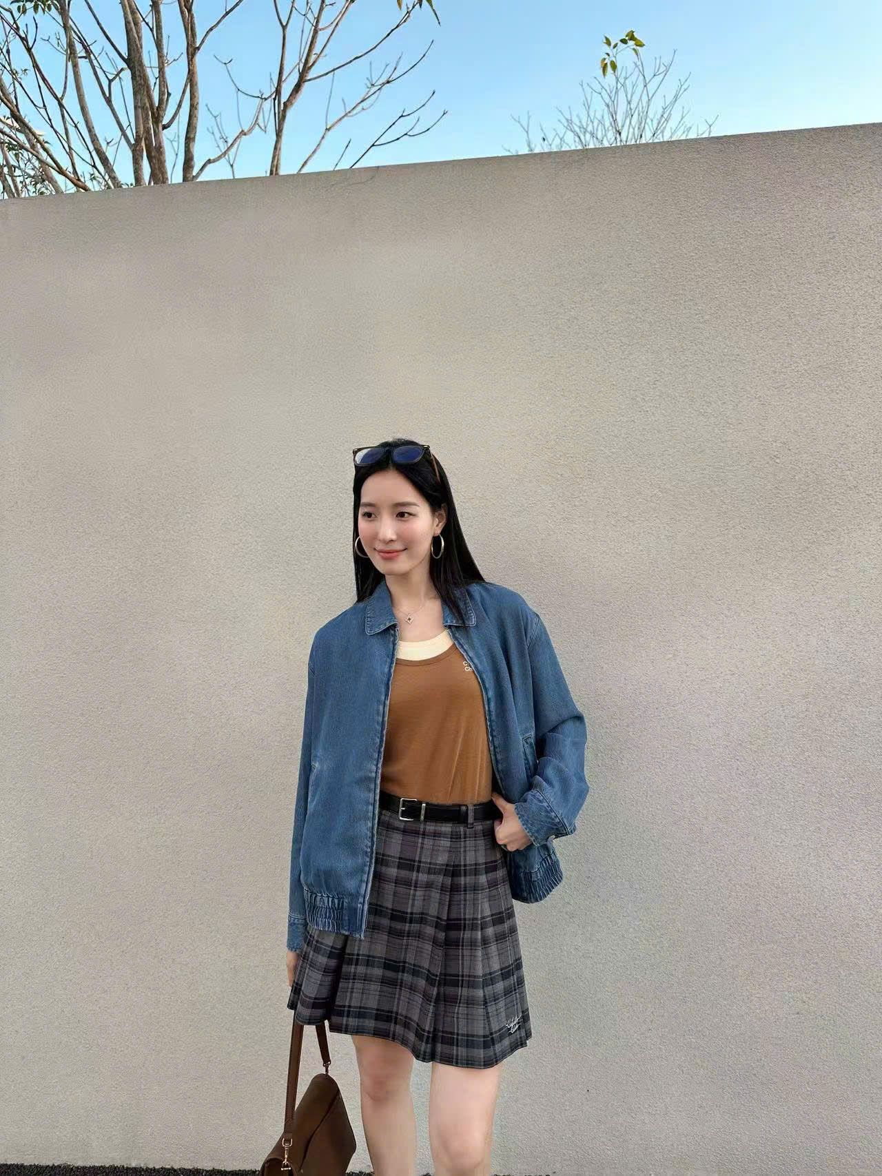  Áo Khoác Jean cổ bẻ- khóa kéo chữ nâu 