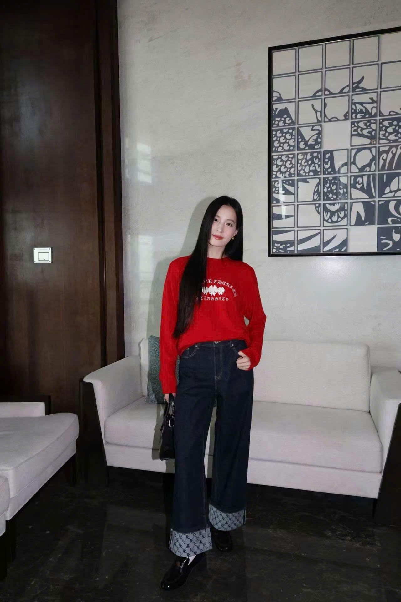  Áo dài tay đỏ logo chữ hoa CH ngực 