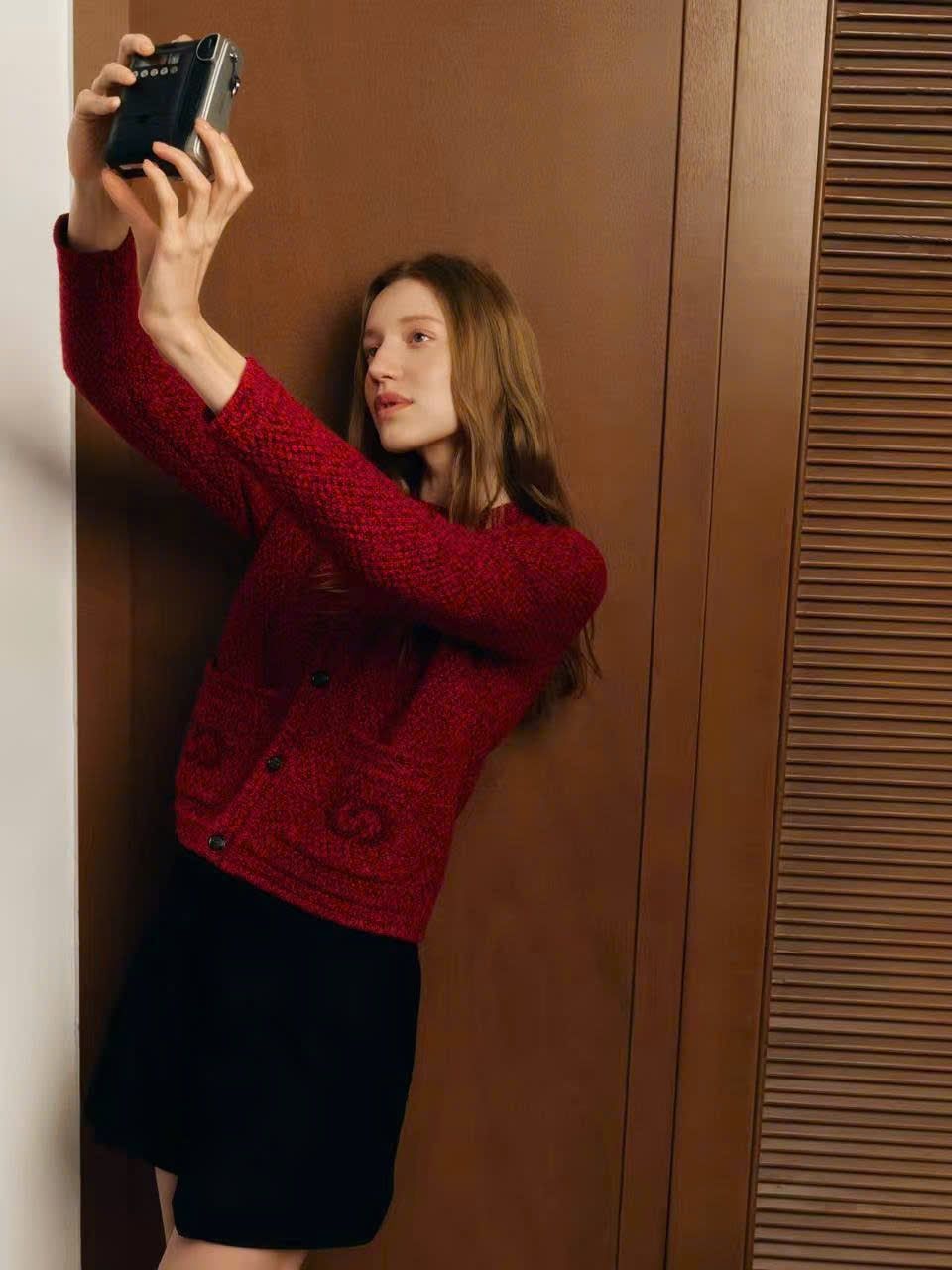  1.Áo CDG đỏ cashmere 2 túi logo 