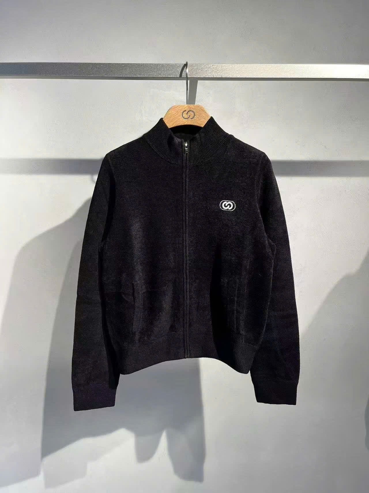  Áo khoác nhung đen xốp, logo trắng 1 bên (SET) 