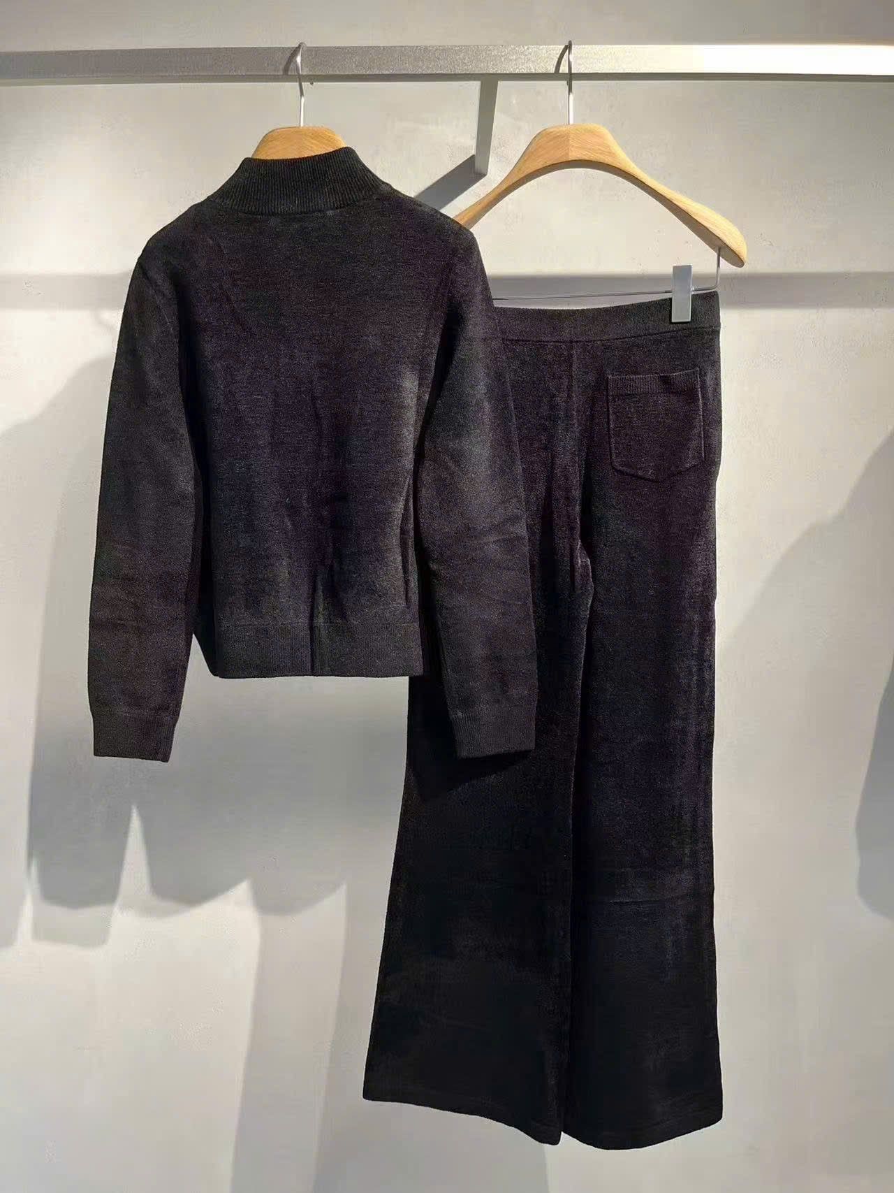  Áo khoác nhung đen xốp, logo trắng 1 bên (SET) 