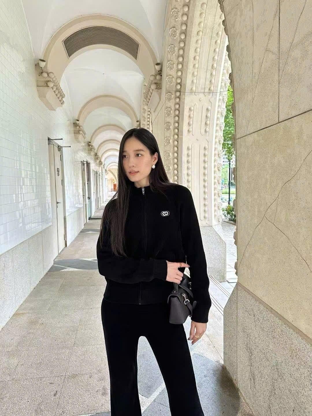  Áo khoác nhung đen xốp, logo trắng 1 bên (SET) 