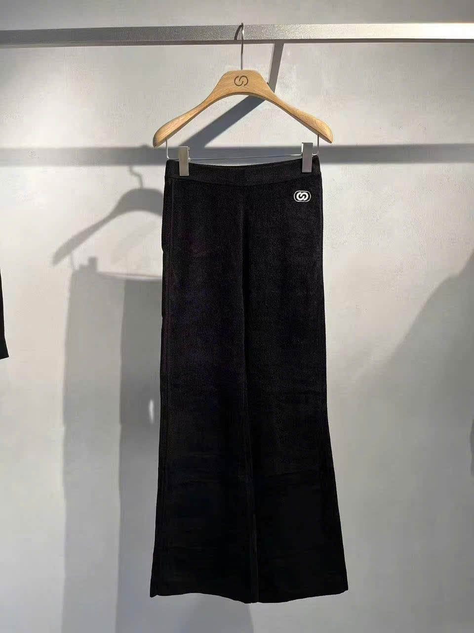  Bộ Áo khoác nhung& quần nhung đen xốp, logo trắng 1 bên (SET) 