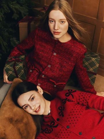  1.Áo Twed đỏ - logo 2 túi V 