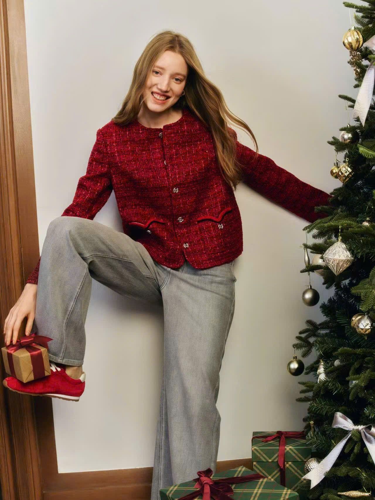  1.Áo Twed đỏ - logo 2 túi V 