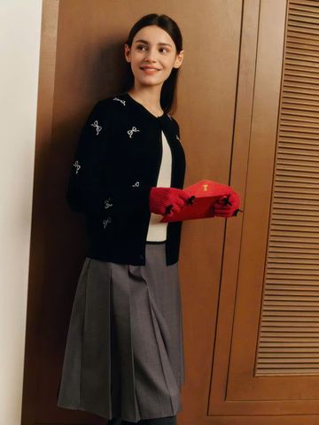  1.Áo CDG đen nơ trắng, cổ tròn dài tay 