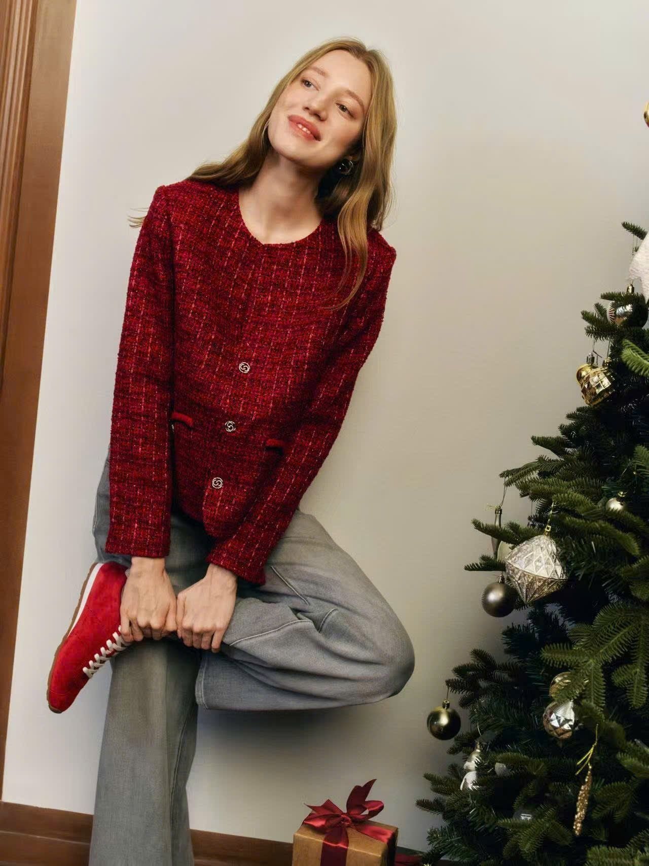  1.Áo Twed đỏ - logo 2 túi V 