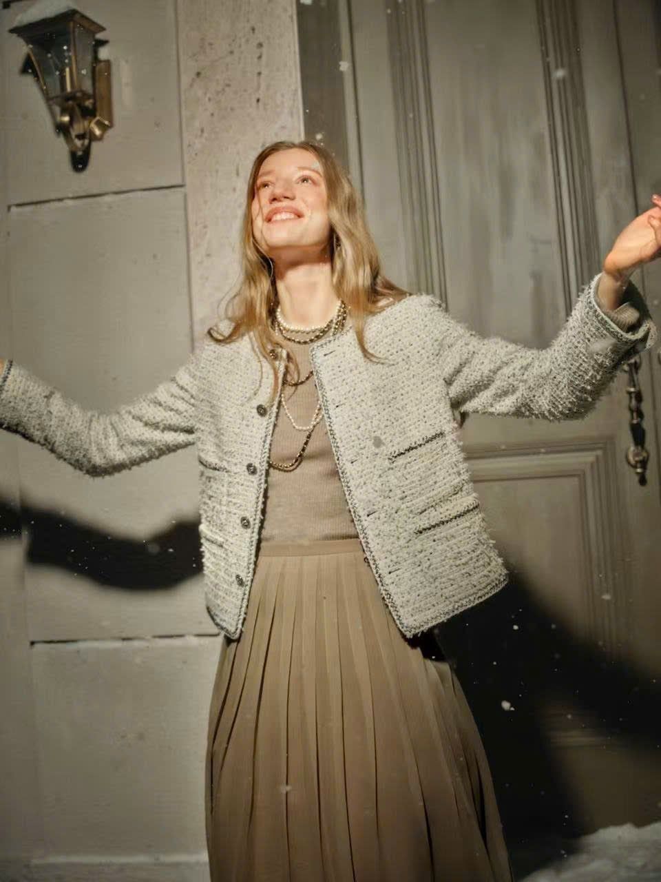  Áo tweed trắng chấm đen -cúc đen 