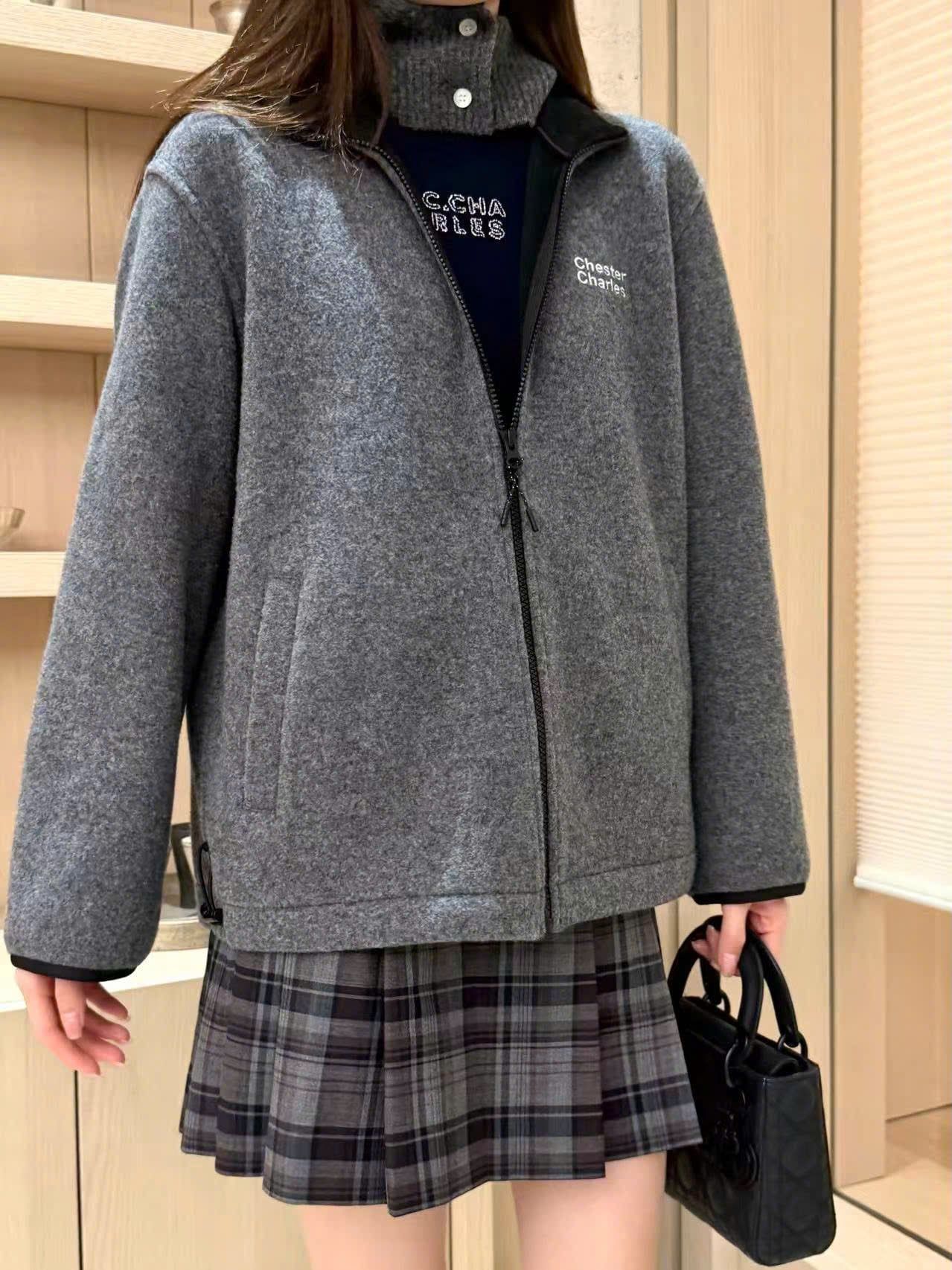  2.Áo khoác xám kéo khóa đen 