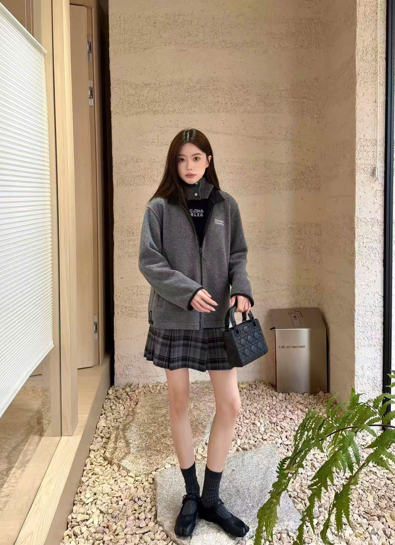  2.Áo khoác xám kéo khóa đen 