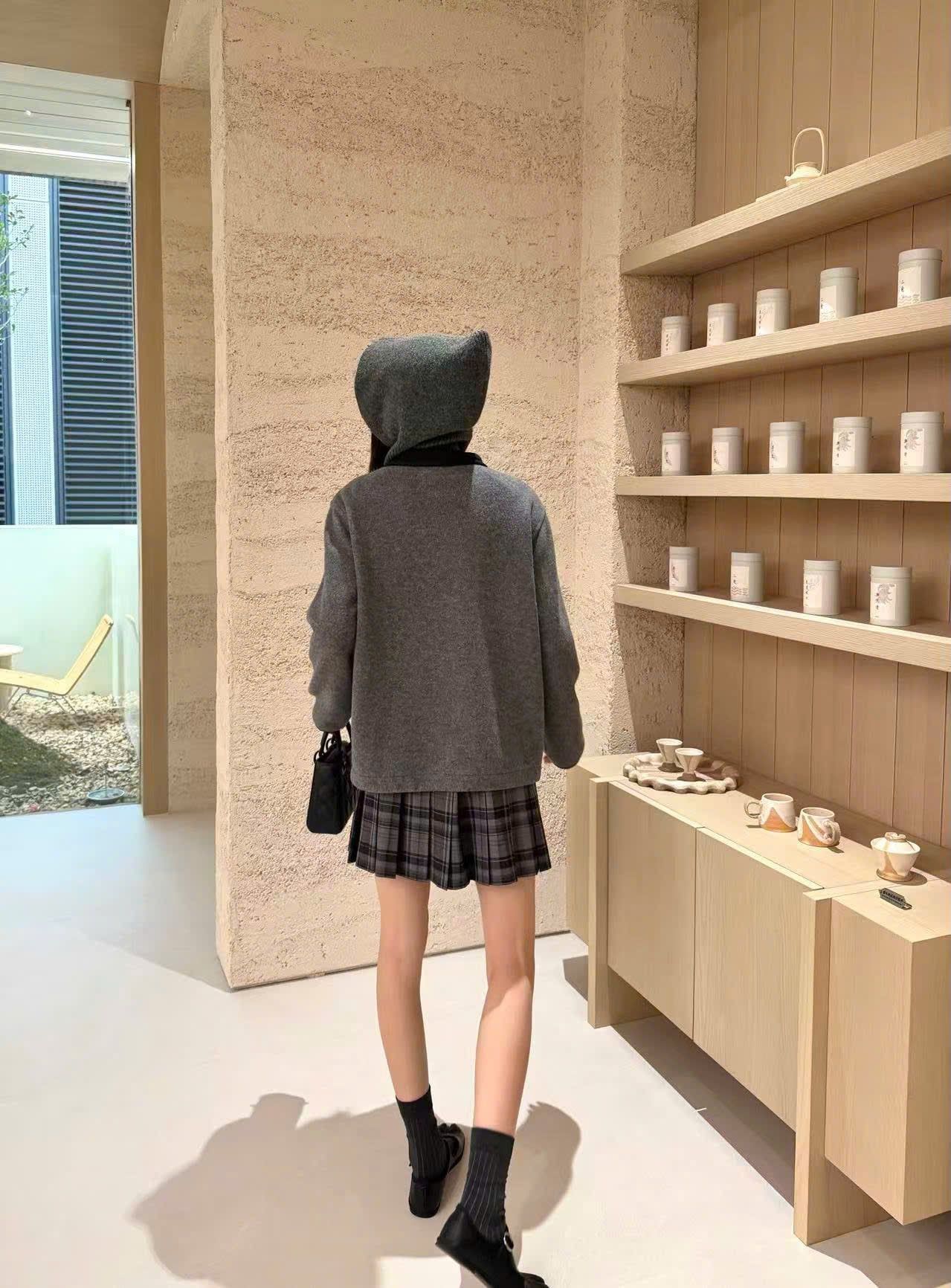  2.Áo khoác xám kéo khóa đen 