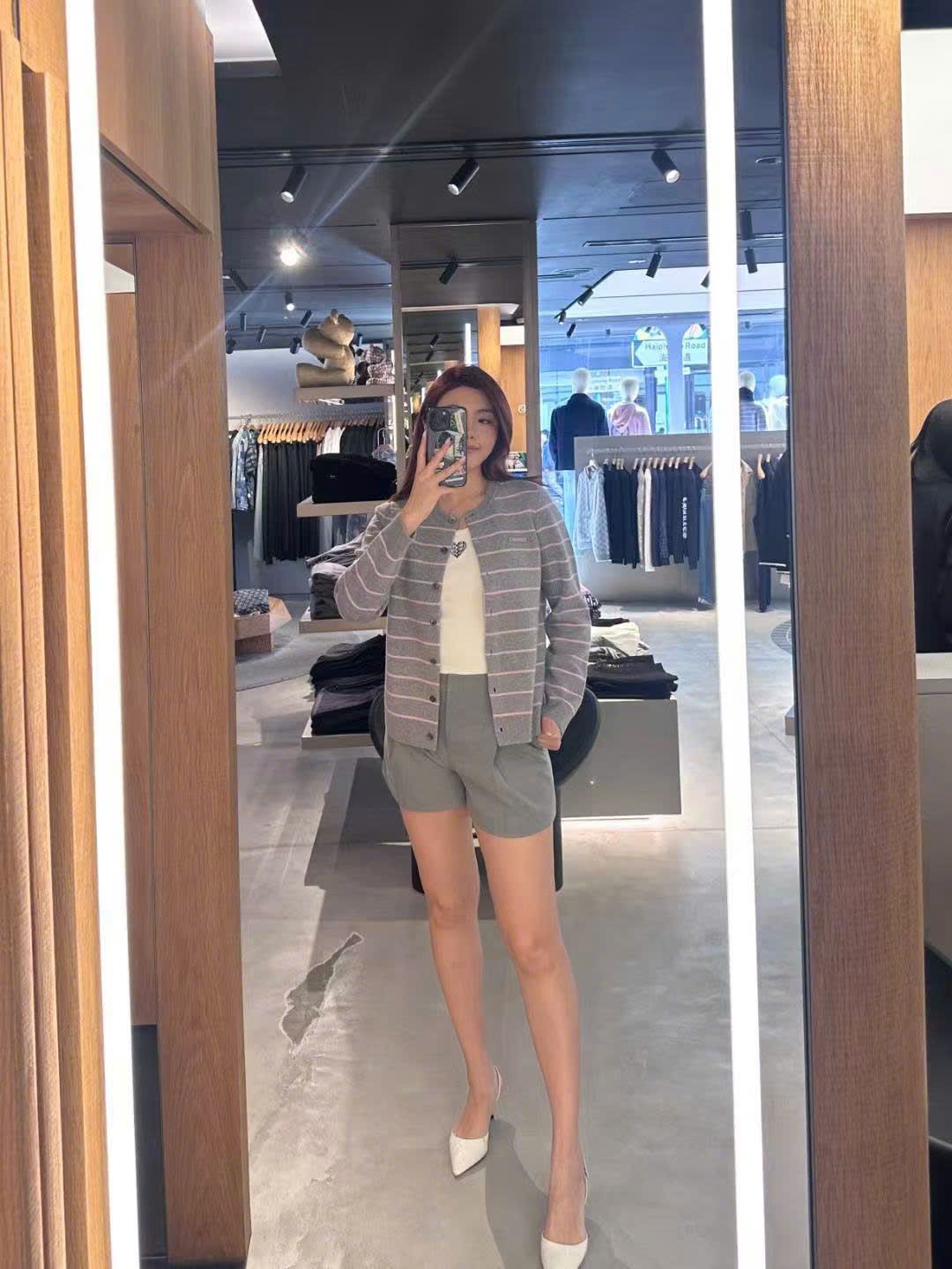  Áo CDG xám kẻ trắng chữ nhỏ 1 bên 