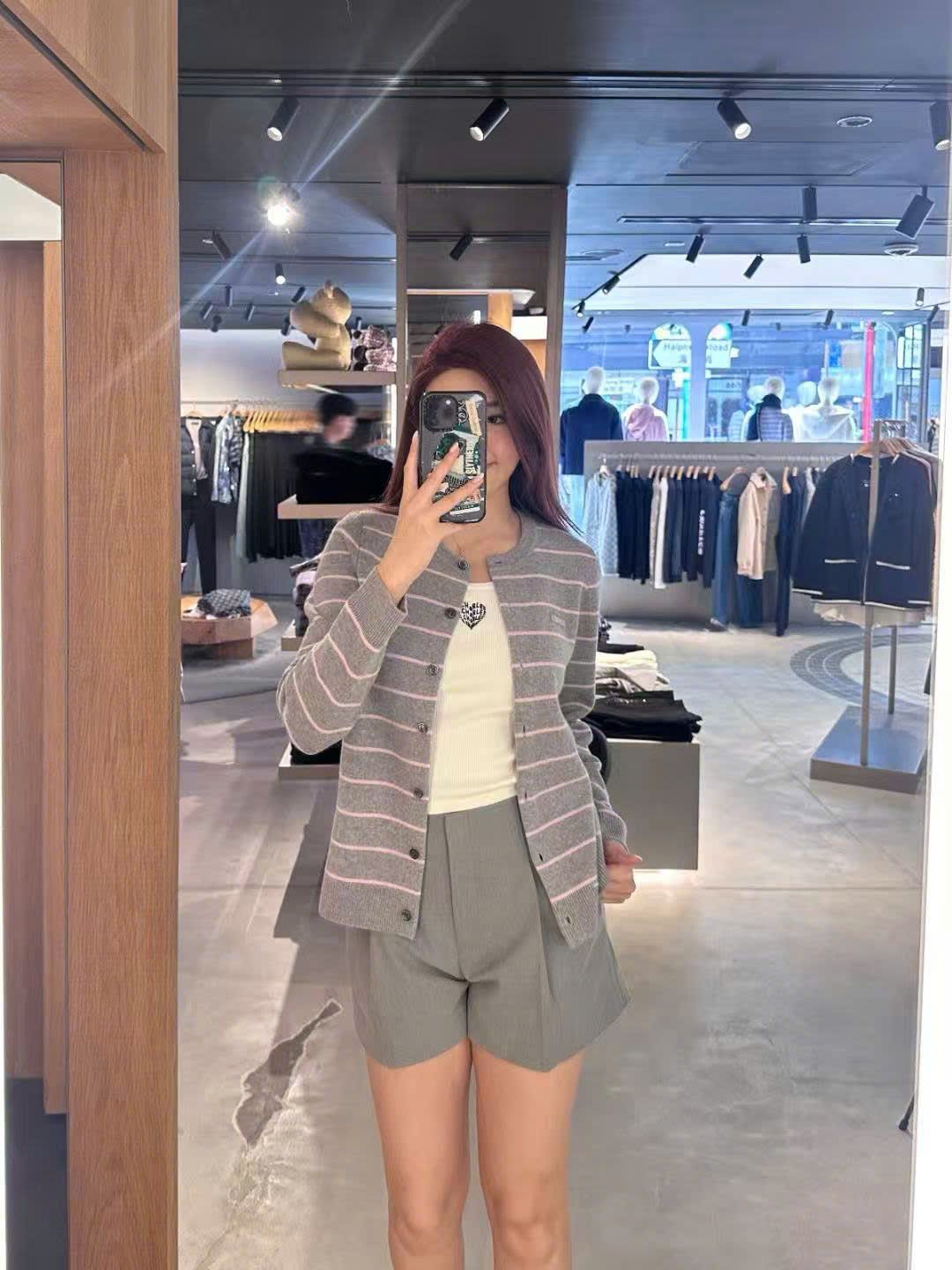  Áo CDG xám kẻ trắng chữ nhỏ 1 bên 