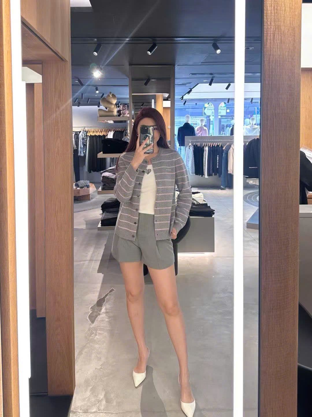  Áo CDG xám kẻ trắng chữ nhỏ 1 bên 