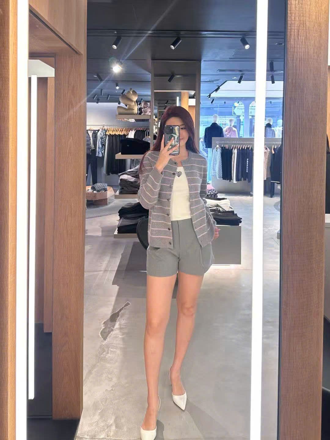 Áo CDG xám kẻ trắng chữ nhỏ 1 bên 