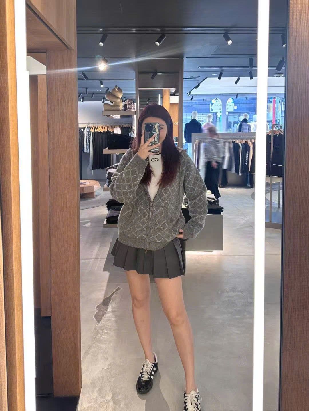  4.Áo khoác có mũ xám kẻ thoi dáng dài 