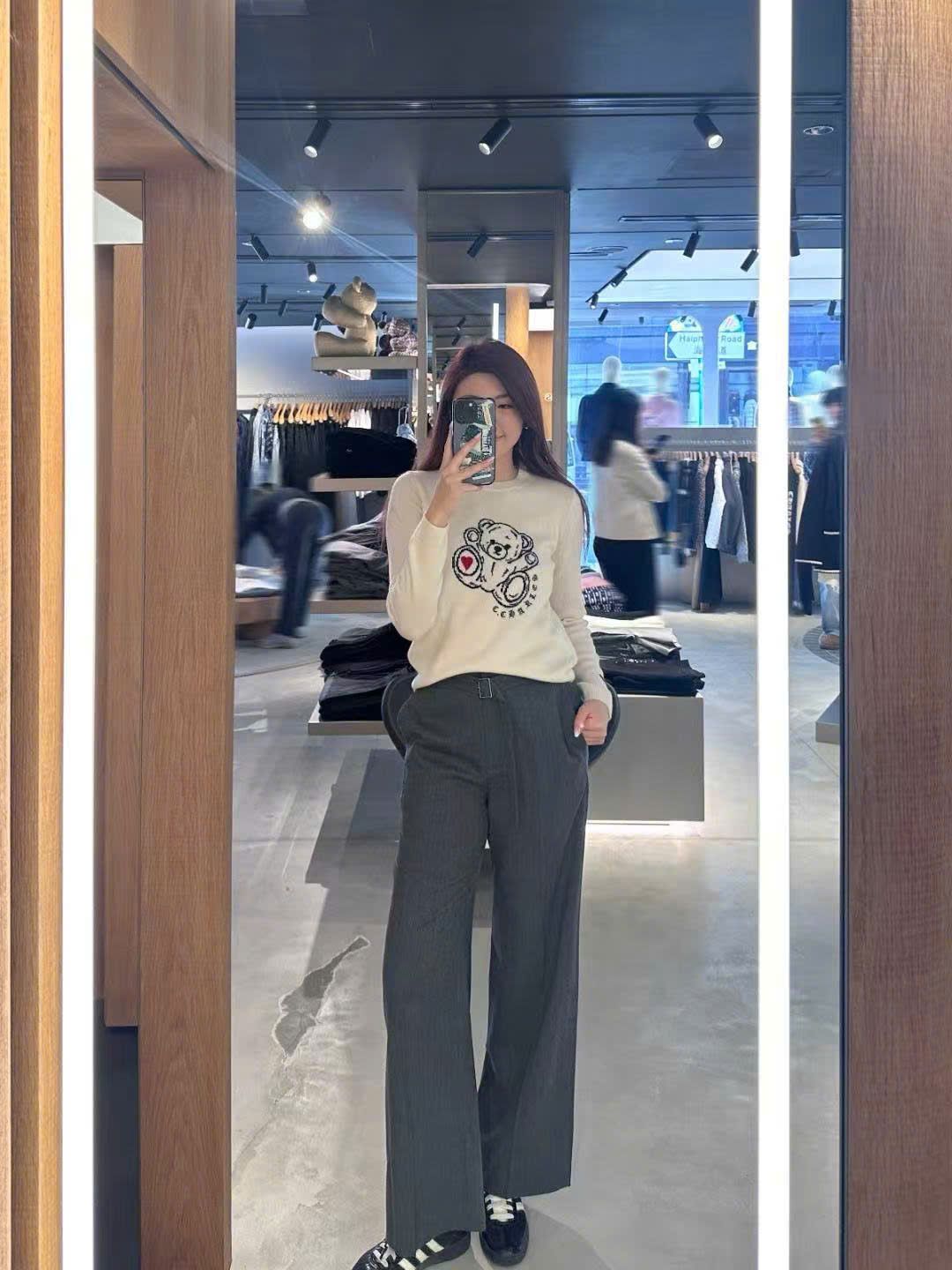  Áo len trắng dài tay logo gấu ngực 