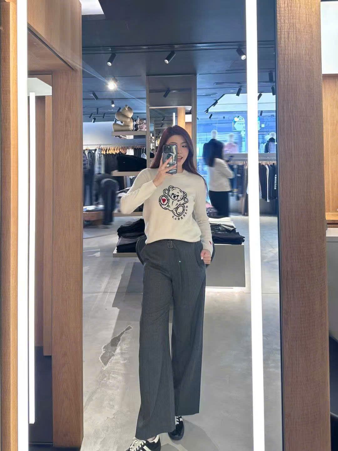  Áo len trắng dài tay logo gấu ngực 