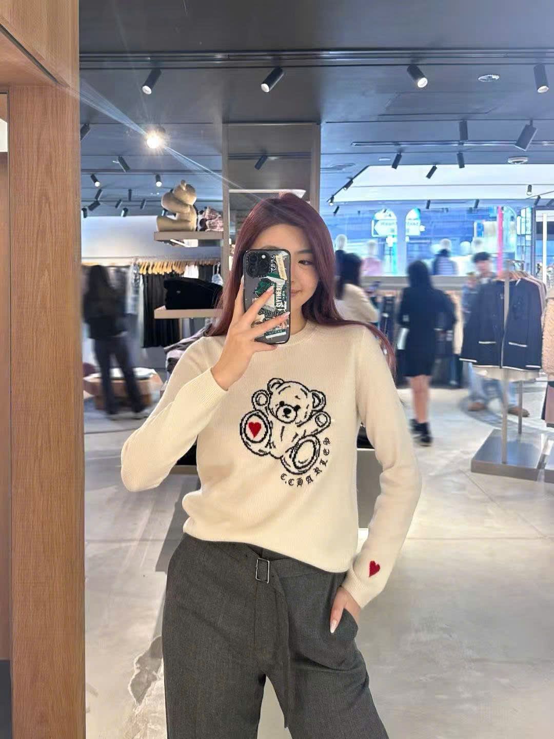  Áo len trắng dài tay logo gấu ngực 