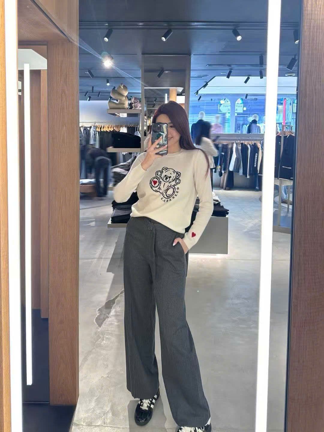  Áo len trắng dài tay logo gấu ngực 