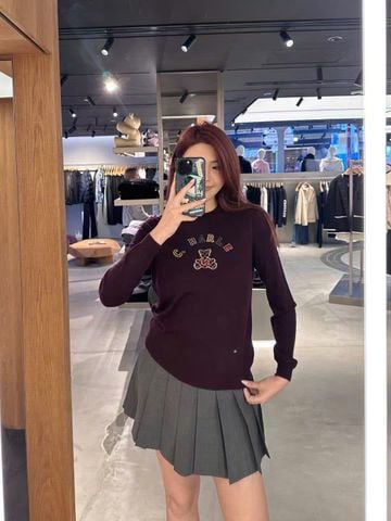  2.Áo len đỏ logo chữ và gấu sắc màu ngực 