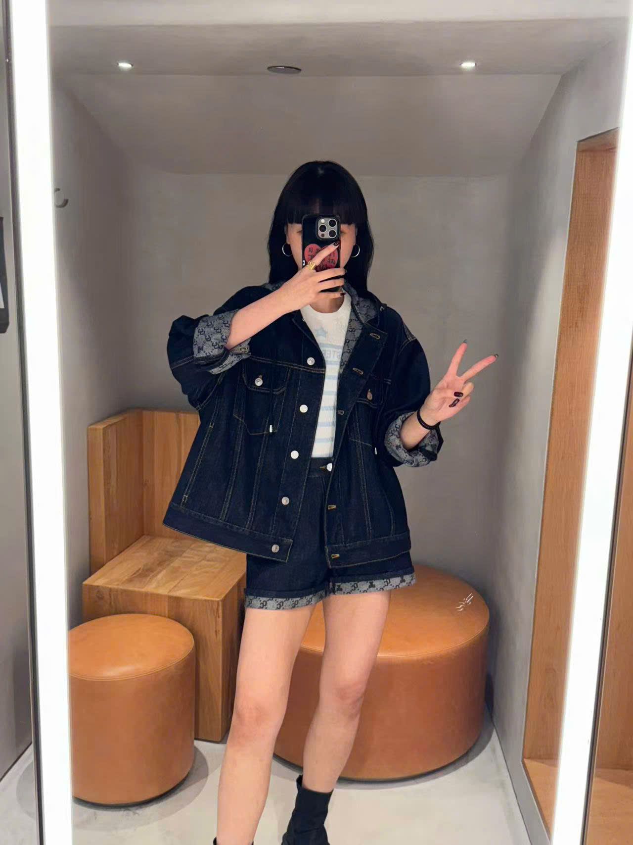  5.Quần sooc Jean xanh gấp gấu Logo 