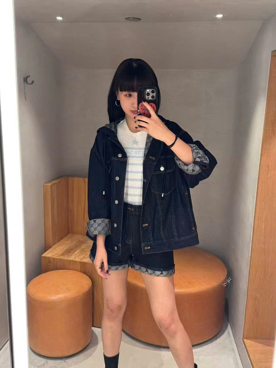  5.Quần sooc Jean xanh gấp gấu Logo 